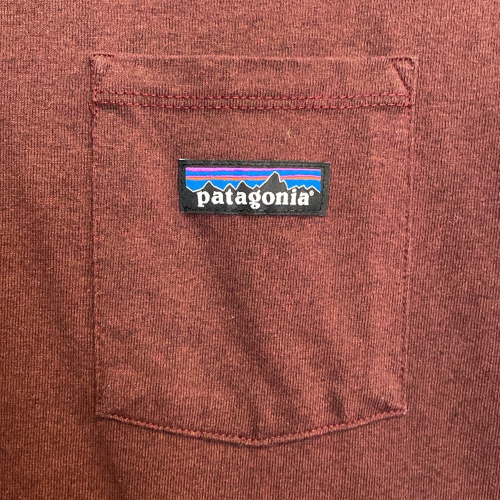 Patagonia M’s P-6 Label Pocket Responsibiliti-Tee. Size: Medium,Color: Dark Ruby - Picture 2 of 4
